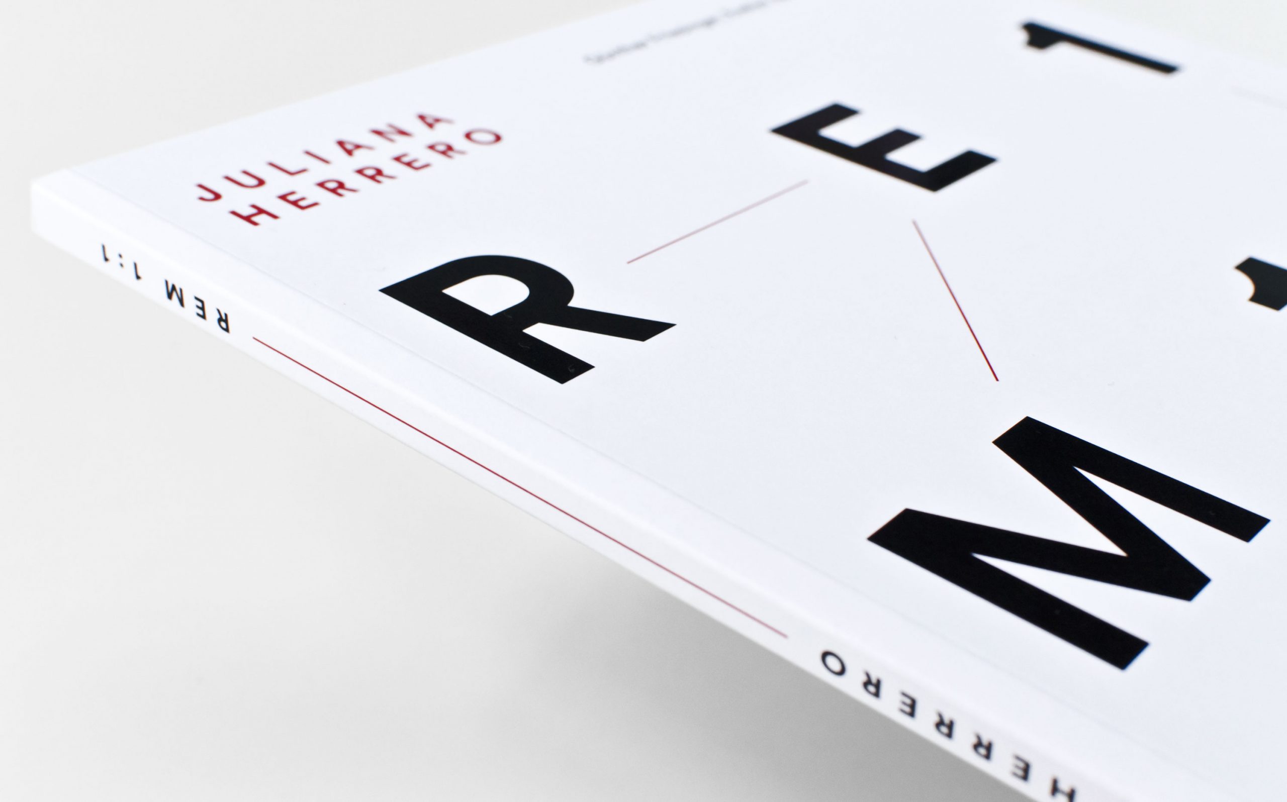 Detail aus Juliana Herrero – REM 1:1 | Cover mit Buchrücken, gesetzt in LL Circular | Keywords: Editorial Design, Artist Book, Künstlerbuch, Buchgestaltung, Grafikdesign, Design, Typografie